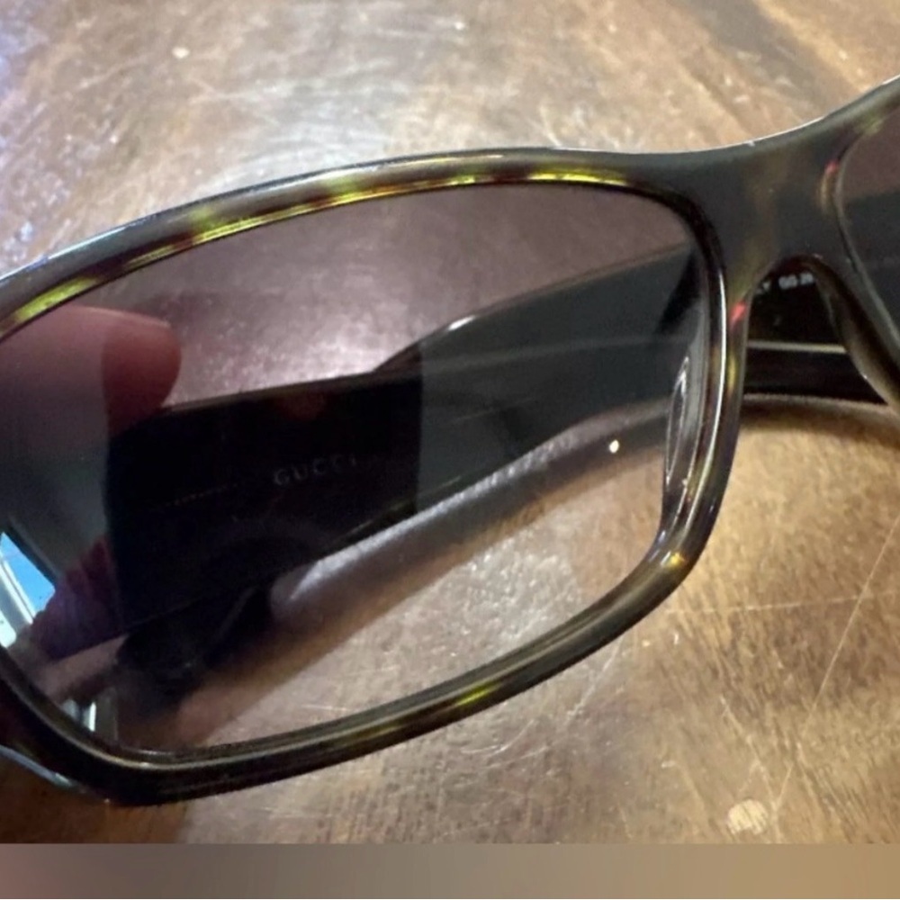 Gucci Tortoiseshell Sunglasses with Black Accents - Picture 11 of 12